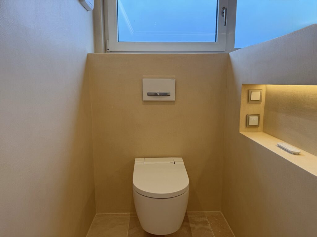Modernes Badezimmer mit fugenlosen Oberflächen in einem warmen Farbton