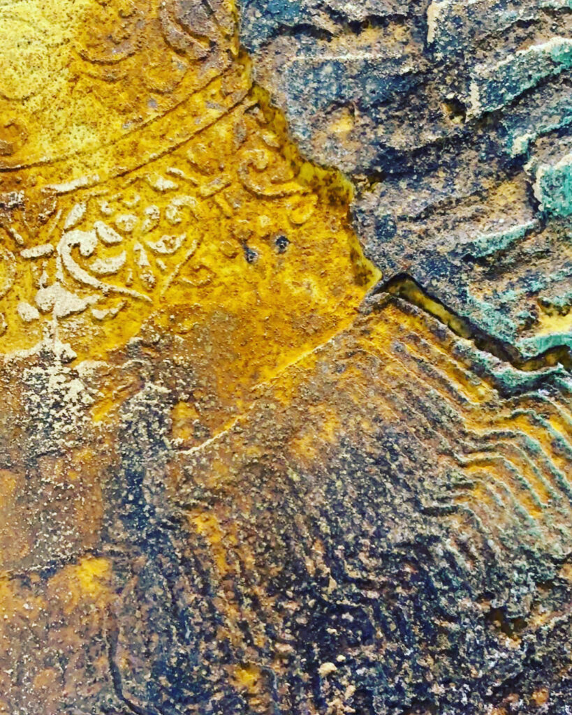 Handgearbeitete dekorative Oberfläche mit goldfarbenen und dunklen Strukturen
