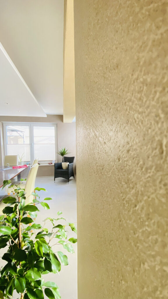 Dekorative Wandgestaltung mit warmer Farbwirkung in einem hellen Wohnraum