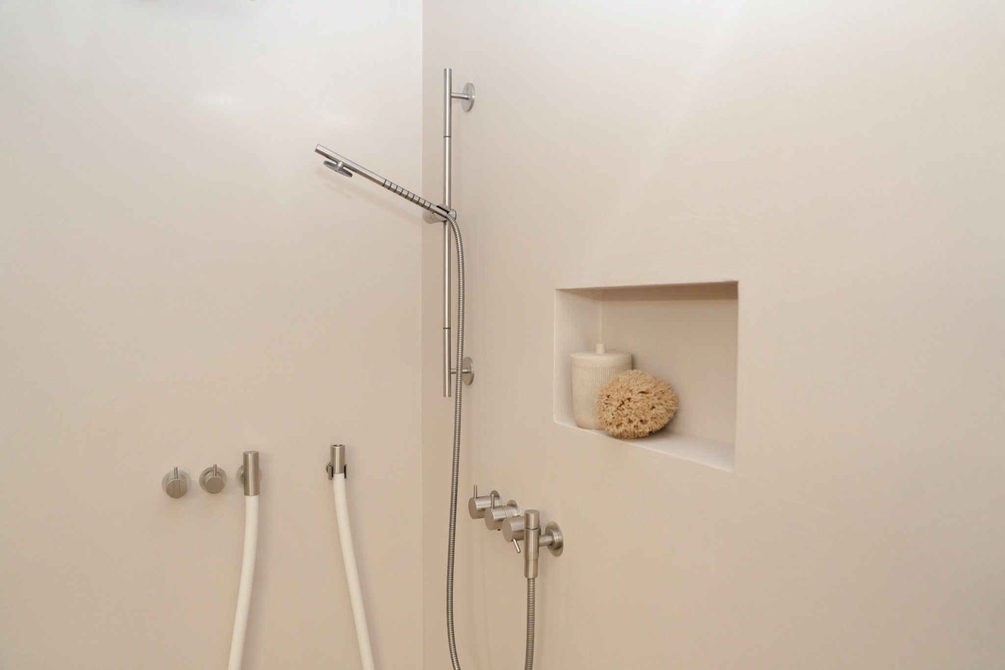 Fugenlose Walk-in-Dusche mit integrierter Ablagenische