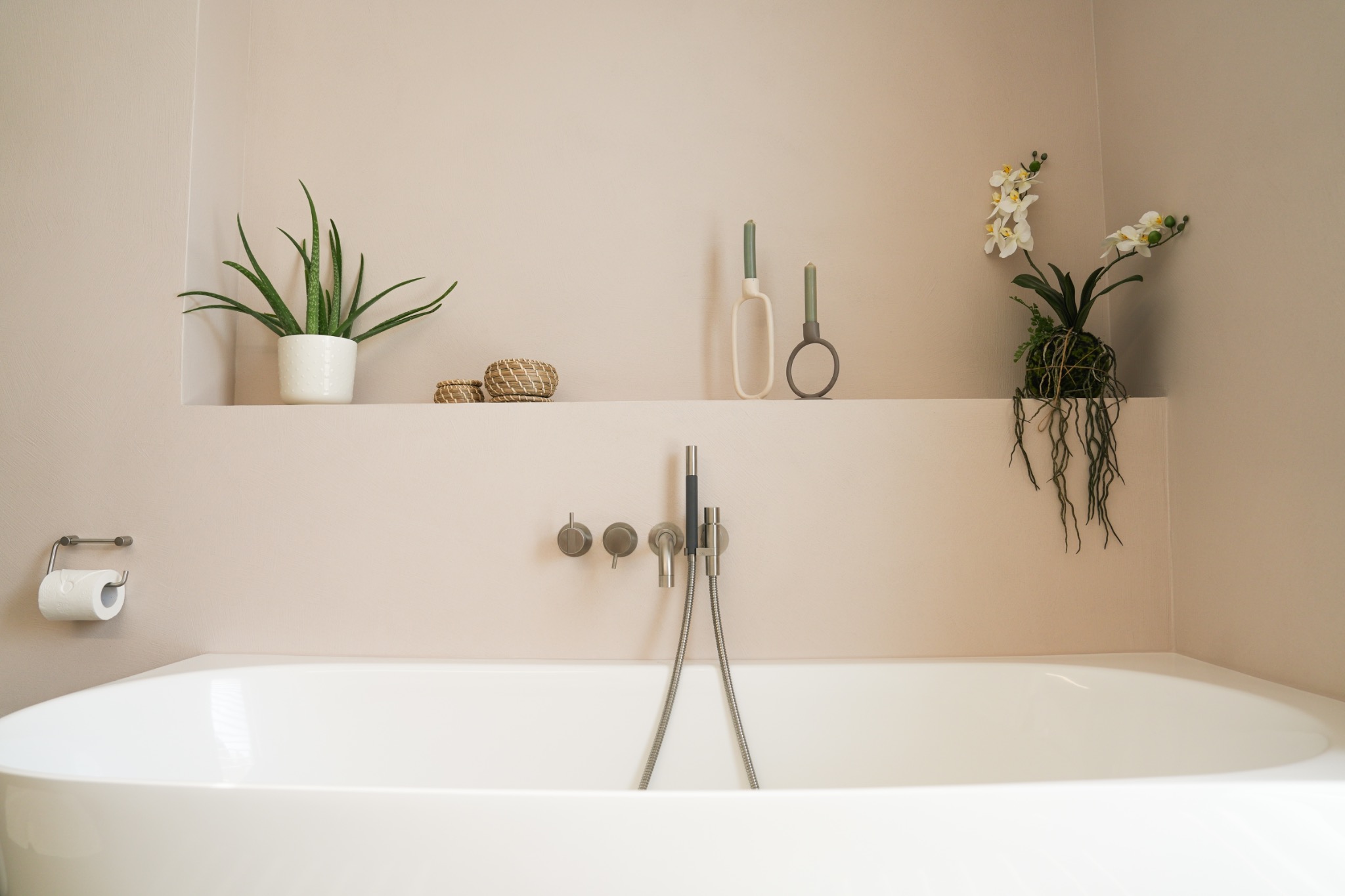 Badewanne vor einer warmen fugenlosen Wandoberfläche
