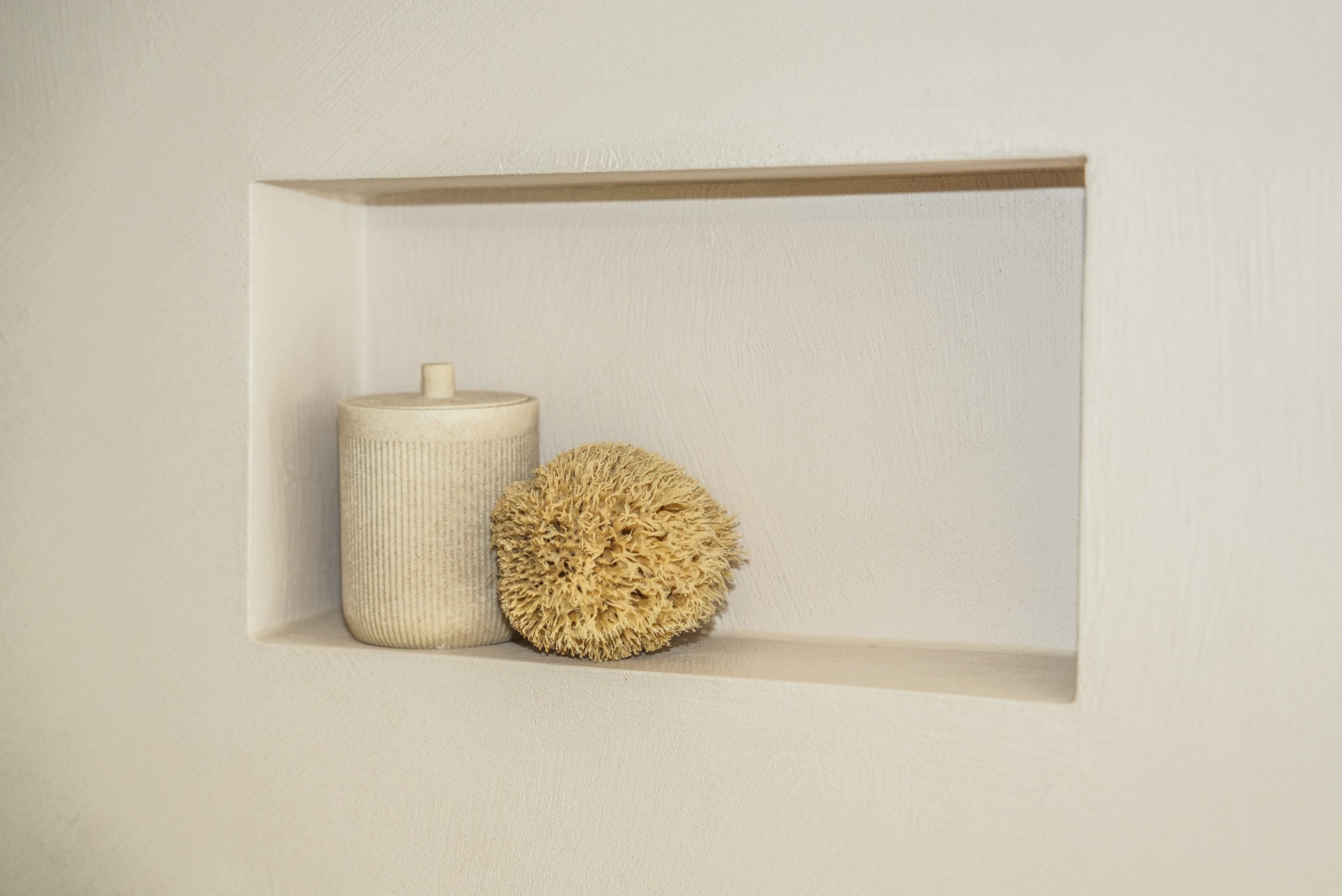 Integrierte Nische als Detail der fugenlosen Wandgestaltung